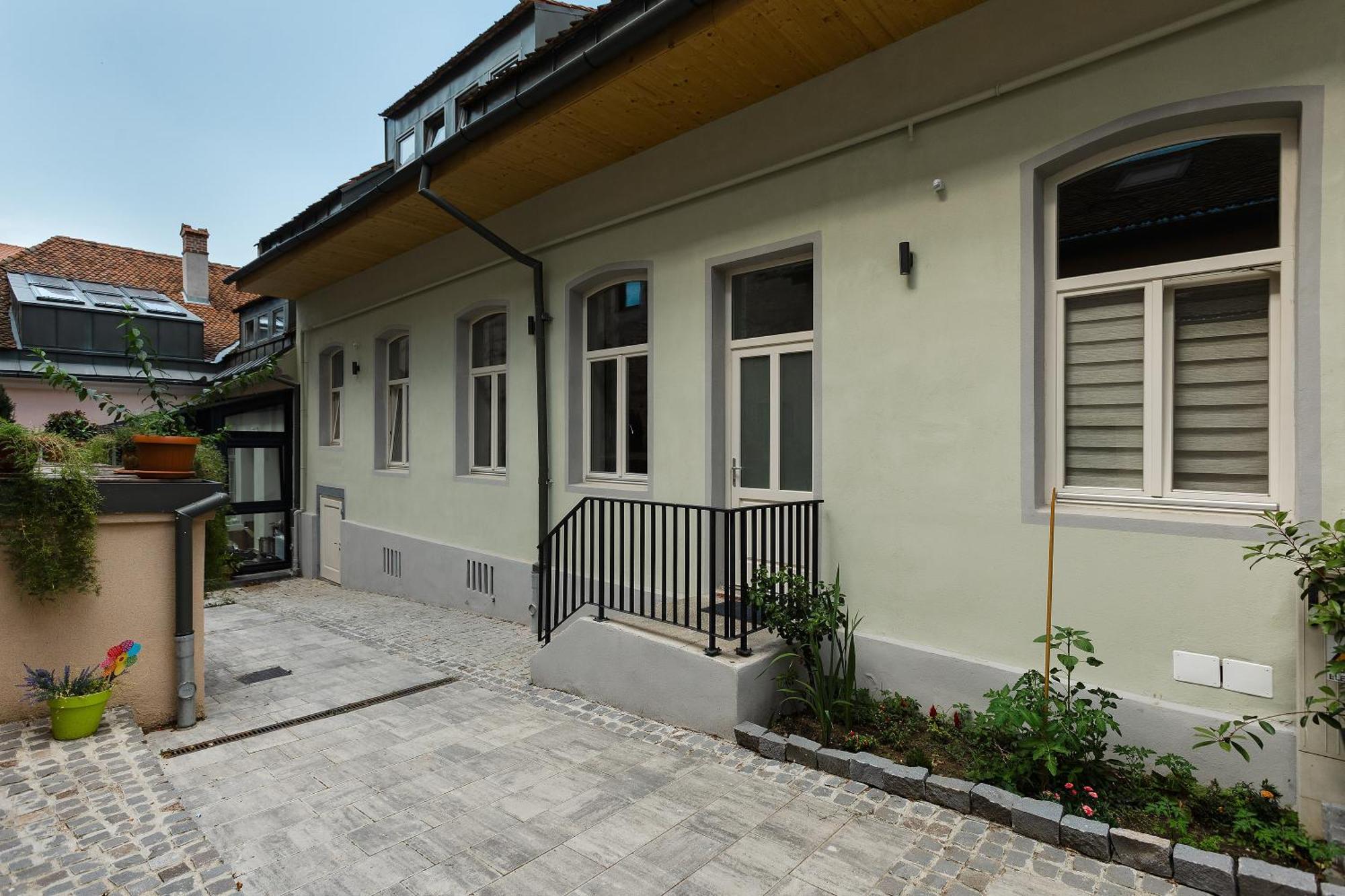 House 66 Aparthotel Brasov Bagian luar foto